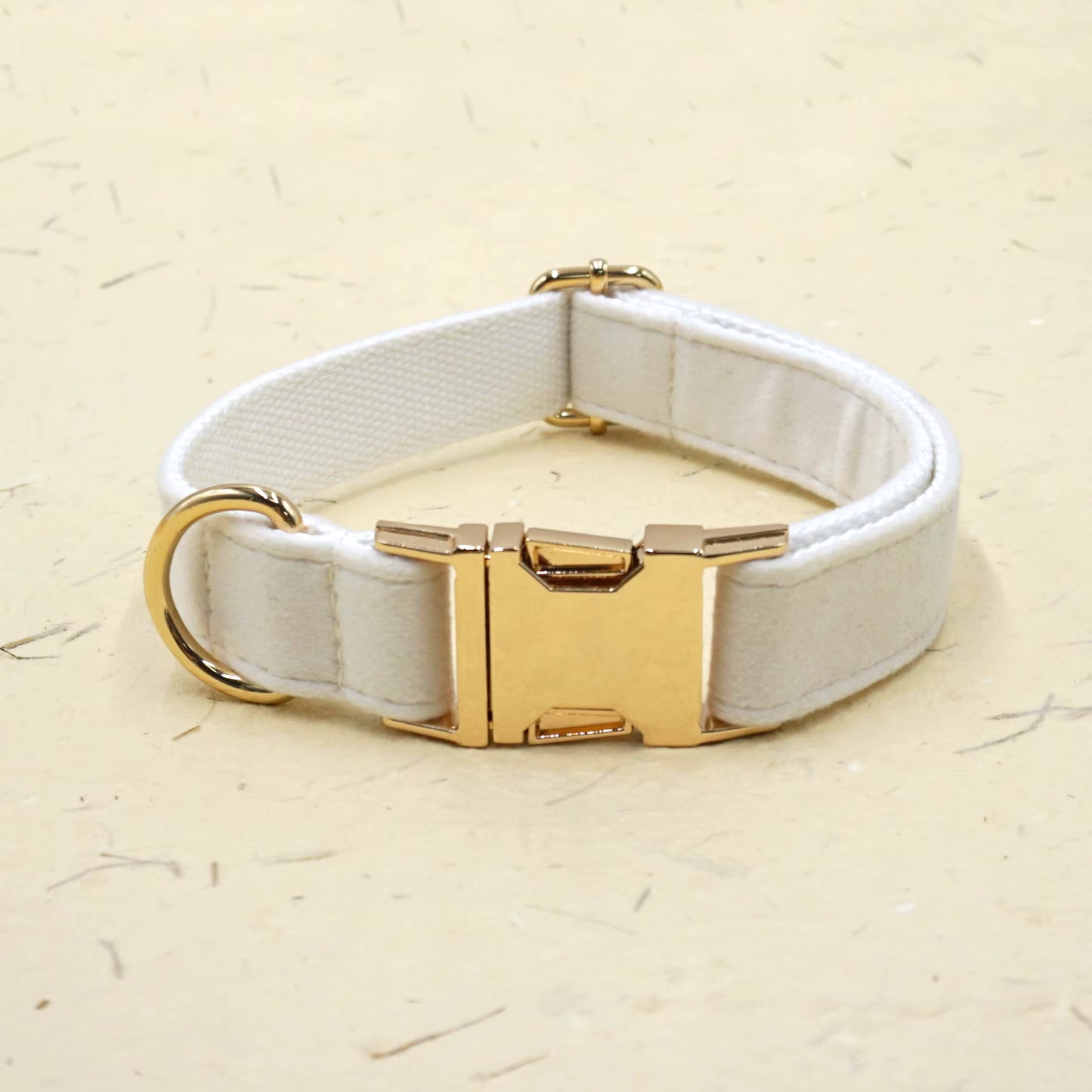 Velvet Halsband met Gegraveerde Gesp